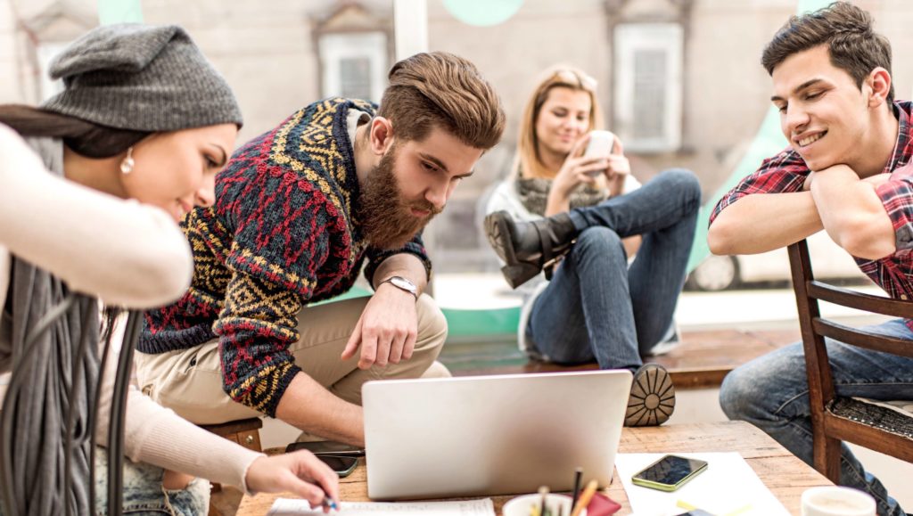 Random millennials looking at things.